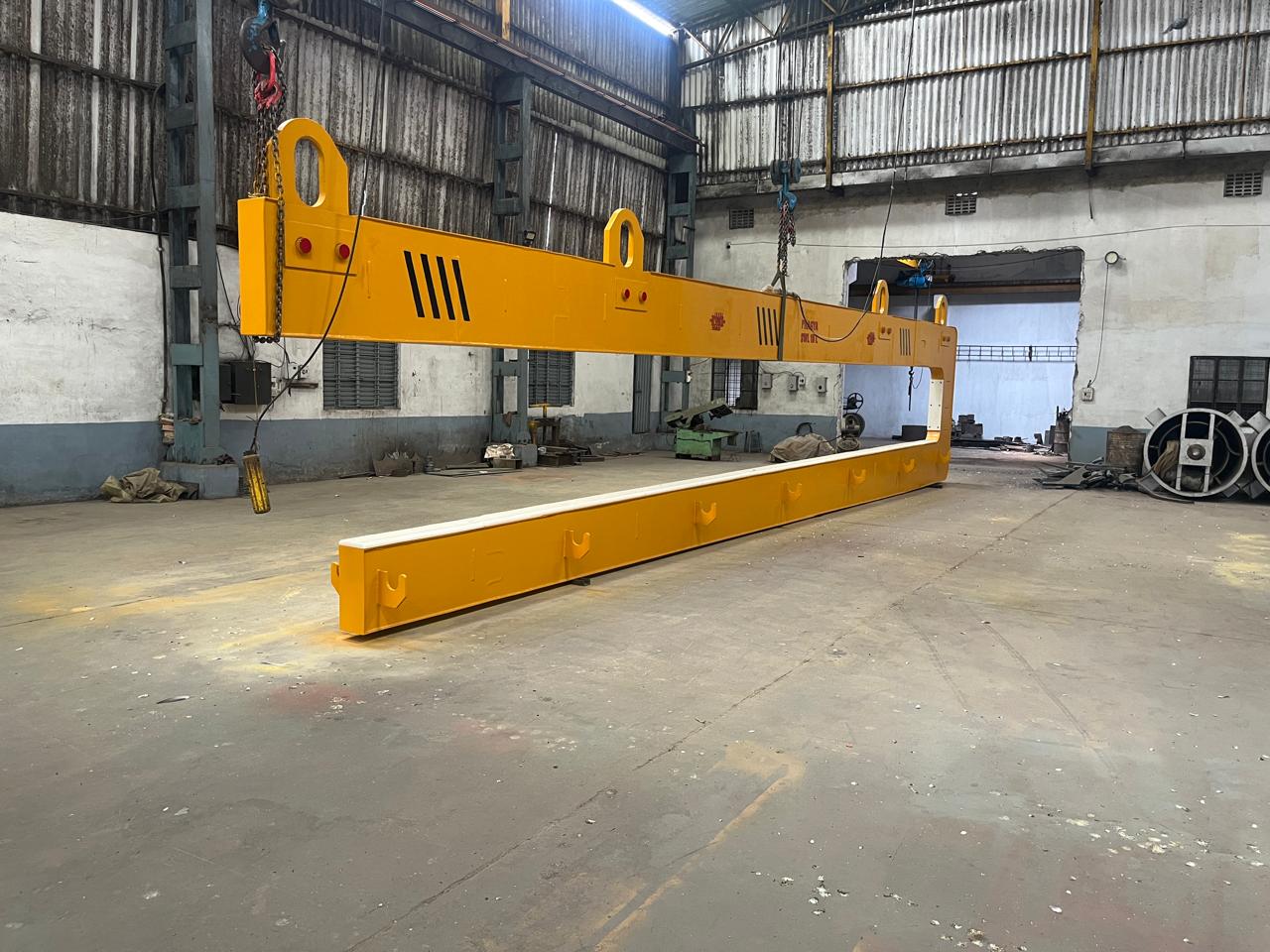 Looking into the throat of the container loading hook