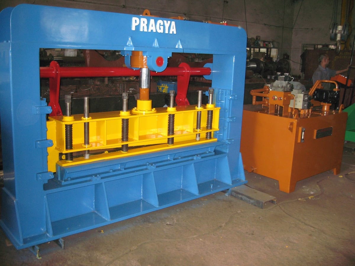 Hydraulic shear machine showing the blade assembly and hold-down system